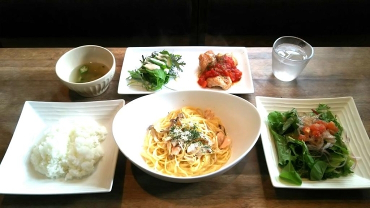 3ｇランチ ￥1400(パスタ・今日のごはん[おかずのみ]・ライス・スープ・サラダ・ドリンク)<br>※写真のパスタは全量(要追加料金)