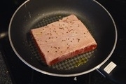 【2】マグロに塩胡椒をまぶす。<br>フライパンにオリーブオイルを熱し、<br>弱火でマグロの表面を焼く。<br>冷蔵庫で冷やしておく。