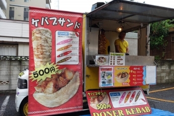 大迫力のケバブを出されていた「DONER KEBAB」