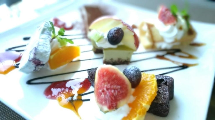 デザート盛り合わせ￥880　5種のケーキと見た目も美しいフルーツ達♪