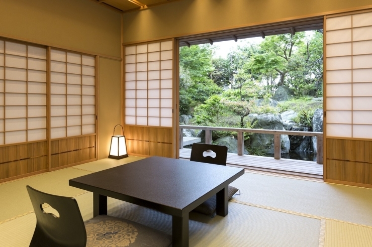 日本庭園の池に浮かぶような佇まい。　お部屋から眺める景色もよいですが、ウッドデッキへ出て思い切り深呼吸をしてみるのも良いでしょう。