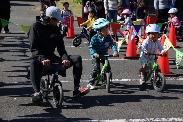 エブリバディ　ストライダー教室　　初めてでも大丈夫！ペダルもブレーキもない子ども向けキックバイクを体験！　プロトライアルライダーのK＆Dによるストライダー教室です。