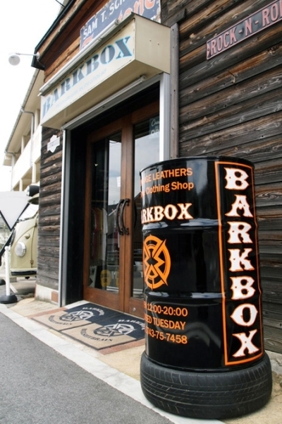 今回のライブを主催したBARKBOXさん　とってもカッコイイお店ですので、ぜひ行ってみてください♪<br>住所：奈良県生駒市東松ヶ丘2-8　電話：0743-75-7458