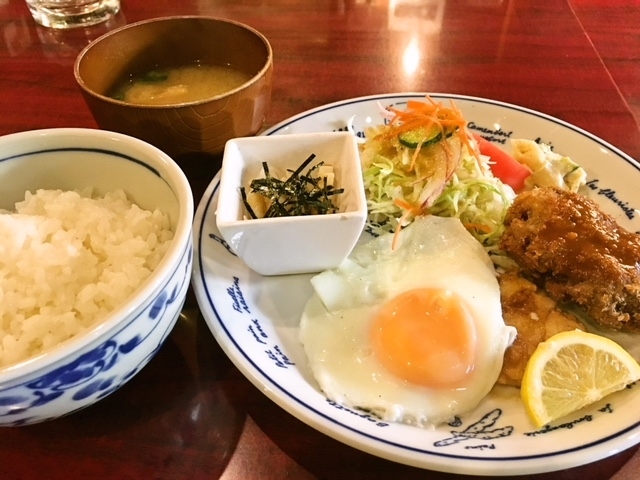 白身魚のフライとミンチカツ。<br>目玉焼きが必ず付いているのも昭和な感じです。