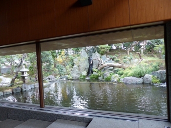 ラウンジからは一枚絵のような日本庭園が見られます。