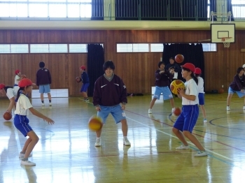 最初はボールを受け止めるのもちょっと怖いと思っていた小学生も授業の終わるころにはニコニコ笑顔！