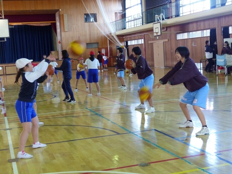 今度はパスの練習！ってか、頭の体操かも？　お姉さんがバウンドパスなら小学生はチェストパスで！同じパスをすると、ボール同士が当たっちゃうよ（ ;∀;）