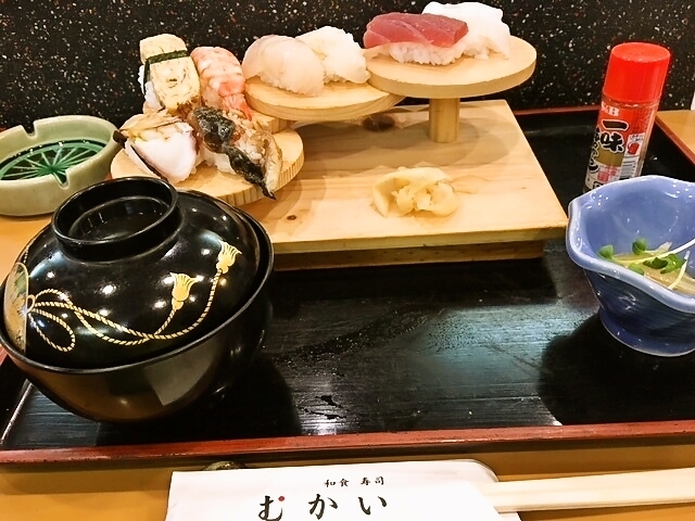 寿司定食900円（税込み）<br>お寿司が載っている木の器がちょっと豪華です。<br>赤だしかうどんが選べるのですが、「今日はかす汁もあるよ」と大将に言われ、かす汁に。<br>写真撮る時にフタ取るの忘れました。