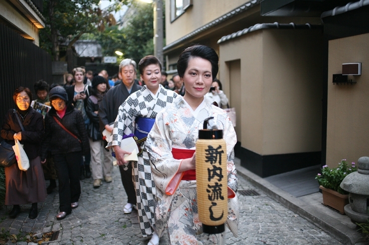 粋な姿の　新内流し　　地元神楽坂の一門の方々です