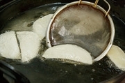 【3】餃子の皮を半分に切り、油で揚げてせんべい風にする。