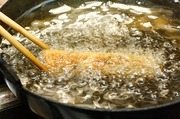 【3】小麦粉・卵・パン粉をつけて、約160度の油で揚げる。<br>食べやすいサイズにカットして盛り付け、（1）の白ねぎをのせ、肝ソースを添える。