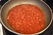 【7】［a］を加えて１分煮立たせたら火を止め、<br>水溶き片栗粉（大さじ１に水大さじ１を混ぜる）<br>を加えてすぐによく混ぜる。