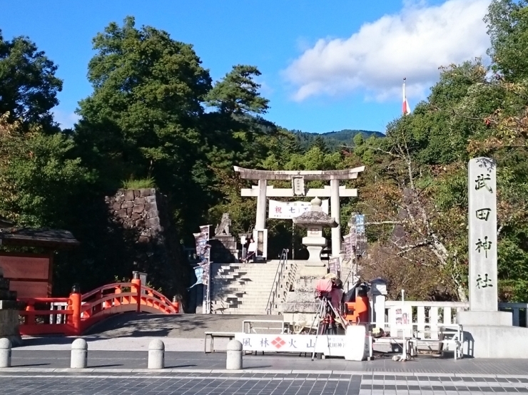 道路を挟んだ前向かいには信玄公に関連した地元の土産物を多く取り扱う「かぶとや」があります。　撮影：まいぷれ甲府昭和編集部