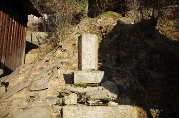 【地神碑】<br>県内に多く分布する「地神」当社にも末社群と共に祀られている。