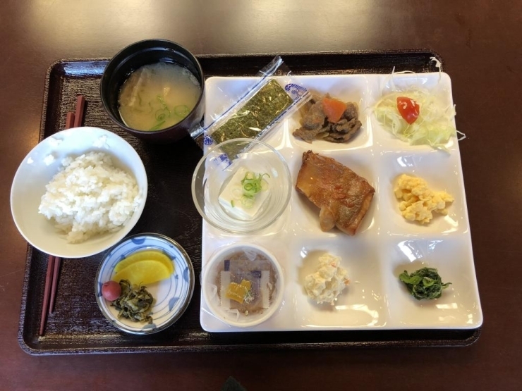 朝食バイキング　600円