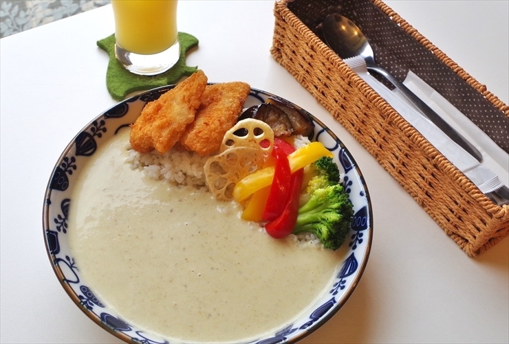 彩り野菜とチキンカツのグリーンカレー（ドリンク付き990円・税込み）