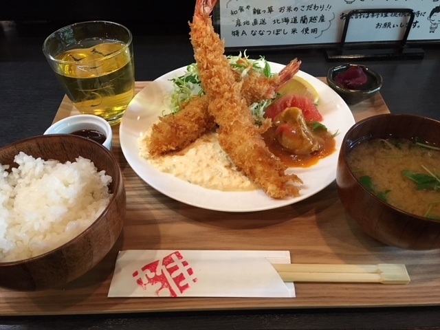 特大天然エビフライ定食　1080円（税込み）<br>食べました。<br>エビがでかい！