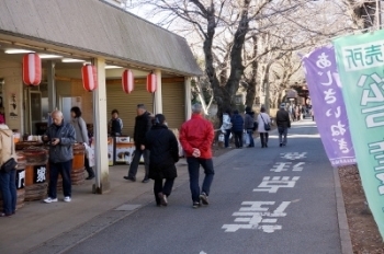 本土寺の参道の様子。お土産を売っているお店があります。