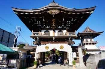 萬満寺の境内の入り口には大きな山門がありました。