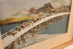 一枚の貝殻で作られた橋の欄干