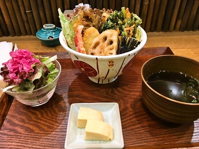 彩野菜の天ぷら丼ぶり　８８０円（税別）<br>ボリュームたっぷりの様々な野菜がのってます。