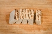 【4】焼き豆腐は食べやすい厚さに切る。