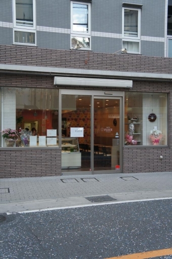 落ち着いた外観のお店です