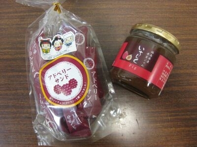 滋賀県の特産のアドベリーのお菓子といちじくジャムです。帰宅して食べるのが楽しみだ～