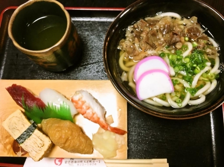 お昼の定食：肉うどんと寿司　900円