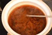【7】スープの材料を鍋に入れて煮立たせる。<br>牡蠣と牛肉、トマトを先に入れて少し煮て、<br>他の材料も加える。<br>バジルもトッピングする。
