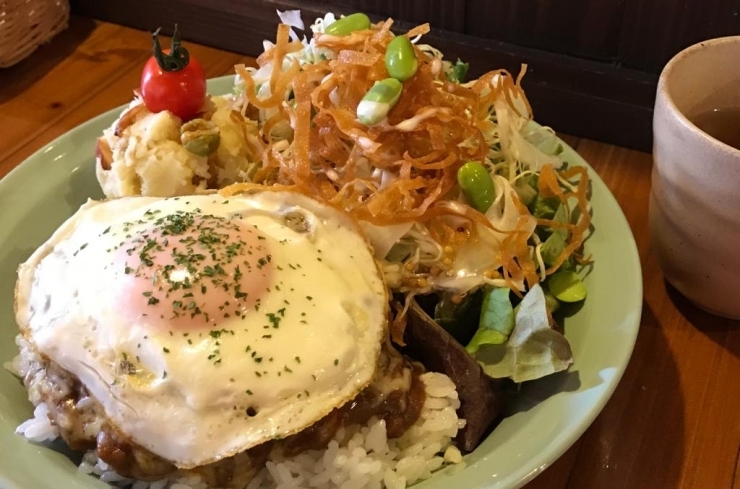 カレーロコモコ　700円（税込）