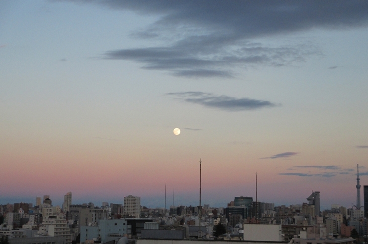元日の　初お月さま　不思議な色の　夕空だった