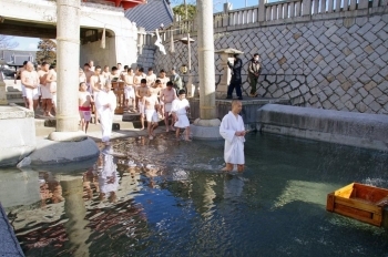 西大寺観音院の坪井住職を先頭に垢離場へ入っていきます。