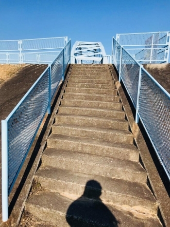 橋脚までの階段