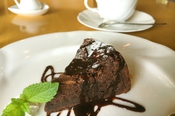 シンプルで甘めの優しい風味のチョコレートケーキ