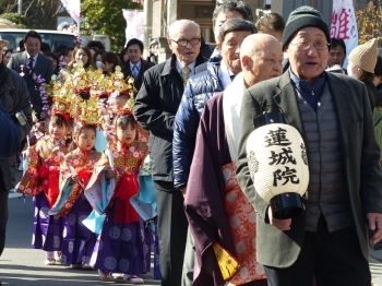 商店街では、テント市も開催中でお買い物や雛飾りを身に来ていた方々もかわいい稚児行列に思わずスマホのシャッターを押してしまったようです。