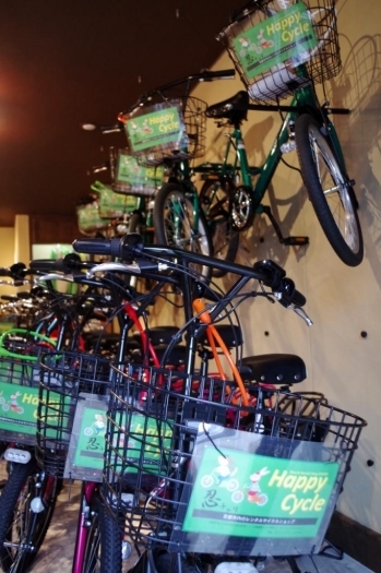 ママちゃり、電動アシスト、ミニベロとピカピカの自転車が並ぶ店内
