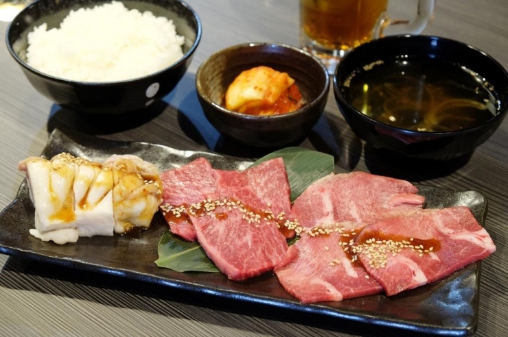 焼肉ランチ（左から小腸・カイノミ・タン）<br>（お肉の種類は日によって変わります）