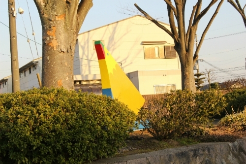 公園に鎮座する可愛らしい鳥の像『金鵄の碑』