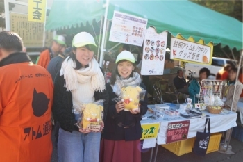 十文字学園女子大学の皆さんもボランティアで参加♪　いい笑顔ですよ～♪