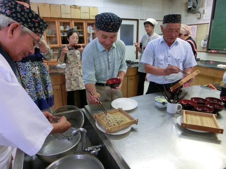 さあ！出来上がった蕎麦を皆さんで試食です。<br>「今日の出来はどうかなぁ～」と笑みがこぼれます。