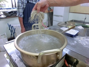 切った蕎麦を、沸騰した大きな鍋にパラパラと入れます。