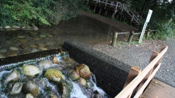 出口には妙音沢の水が！