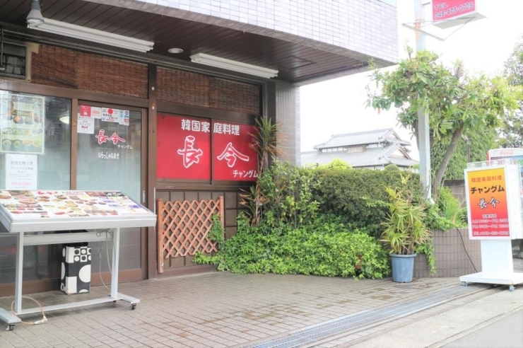 提携駐車場があります。2名様以上で駐車券をサービスしてくれます。