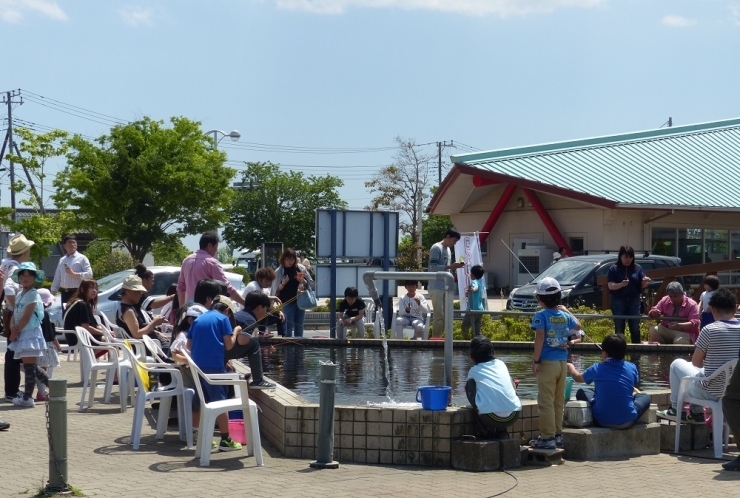 水の科学館前広場には釣り堀があり、そこでは鯉が釣れます。連休中は沢山の親子連れの方でにぎわっていました。　小さなお子さんもおじいちゃんやパパさんに餌を付けてもらって、あちこちから「釣れた！」「やったー！」という声が聞こえてきました。