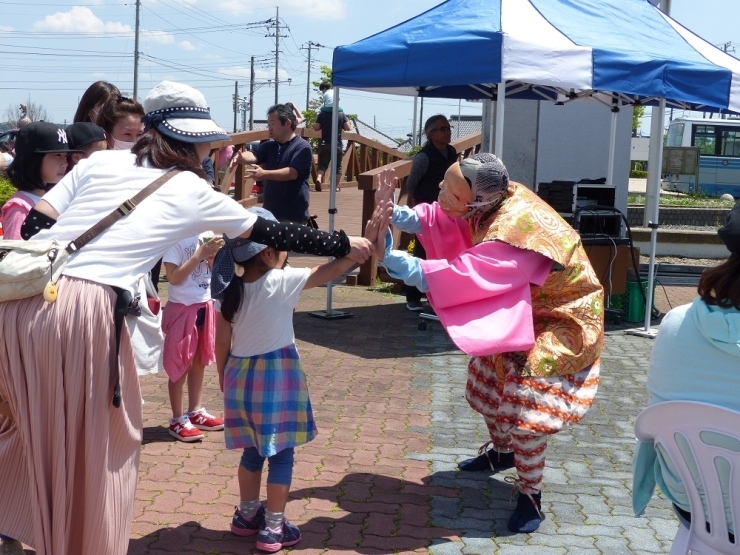 ユーモアたっぷりのひょっとこさん！　子どもたちにハイタッチをしてくれました。