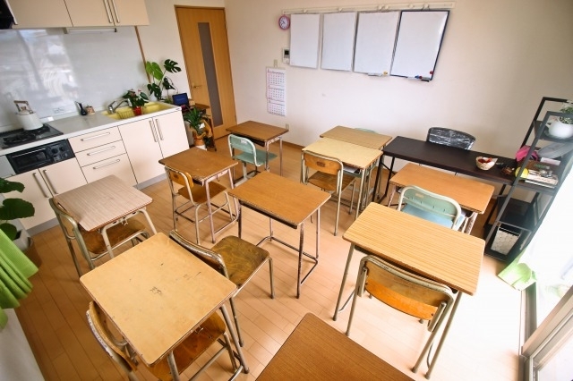 学校の机と椅子がレトロな雰囲気の塾の教室