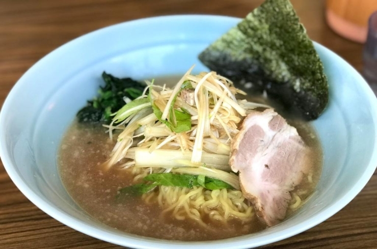 シャキシャキの歯ごたえと、香りの爽やかなセロリがたっぷり乗ってます♪