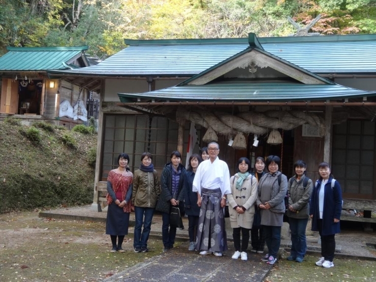 正面が伊賀武神社・向かって左が八重垣神社