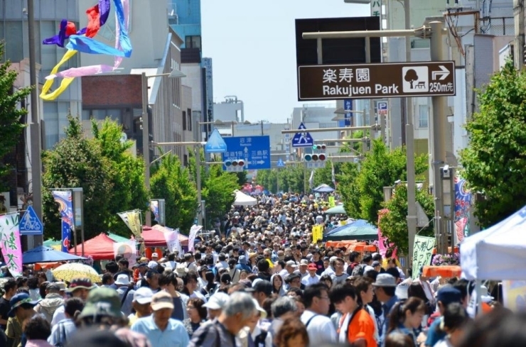 歩行者天国開始直後から、たくさんの人です